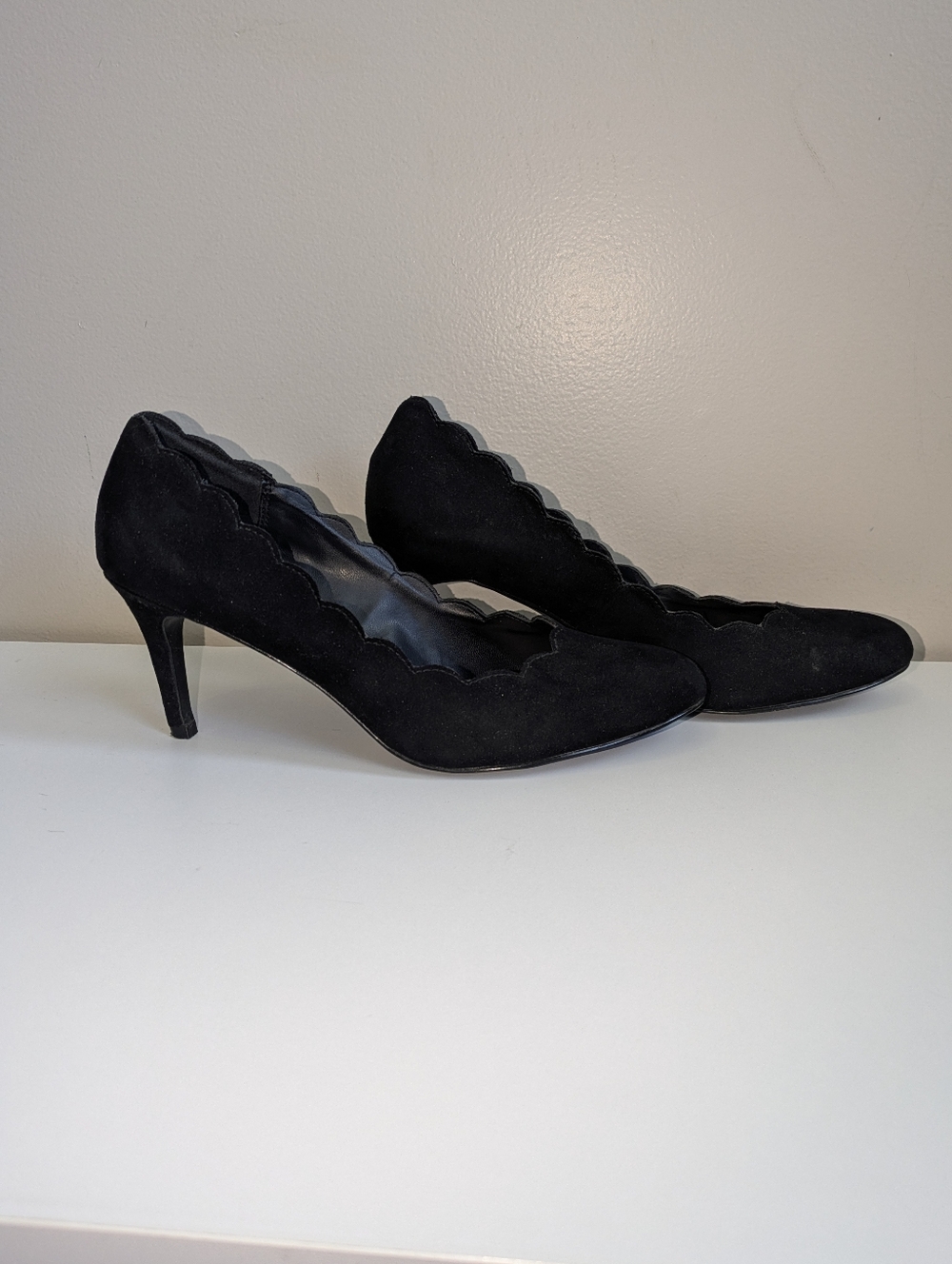 Jeanne Beker Black Scalloped Suede High Heels - Picture 7 of 11